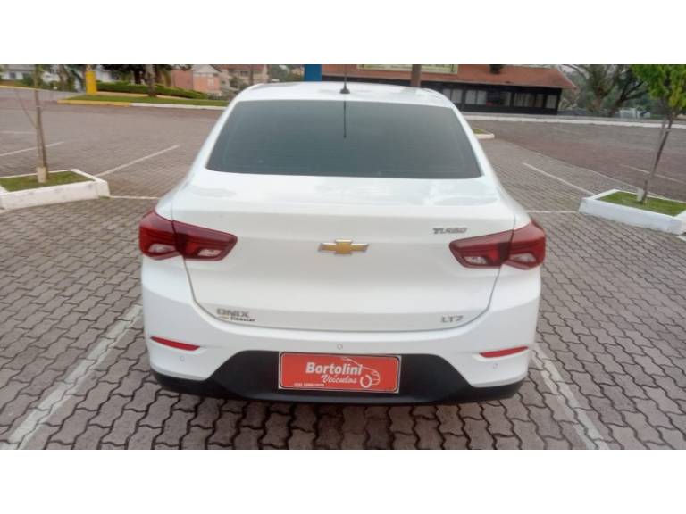 CHEVROLET - ONIX - 2021/2022 - Branca - R$ 76.000,00